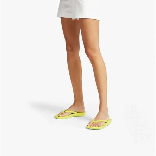 FitFlop iQUSHION ERGONOMIC Womens Flip-Flops Electric Yellow