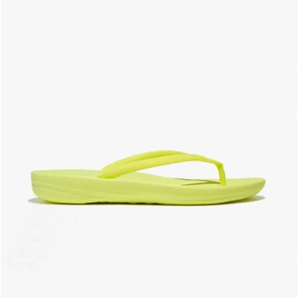 FitFlop iQUSHION ERGONOMIC Womens Flip-Flops Electric Yellow
