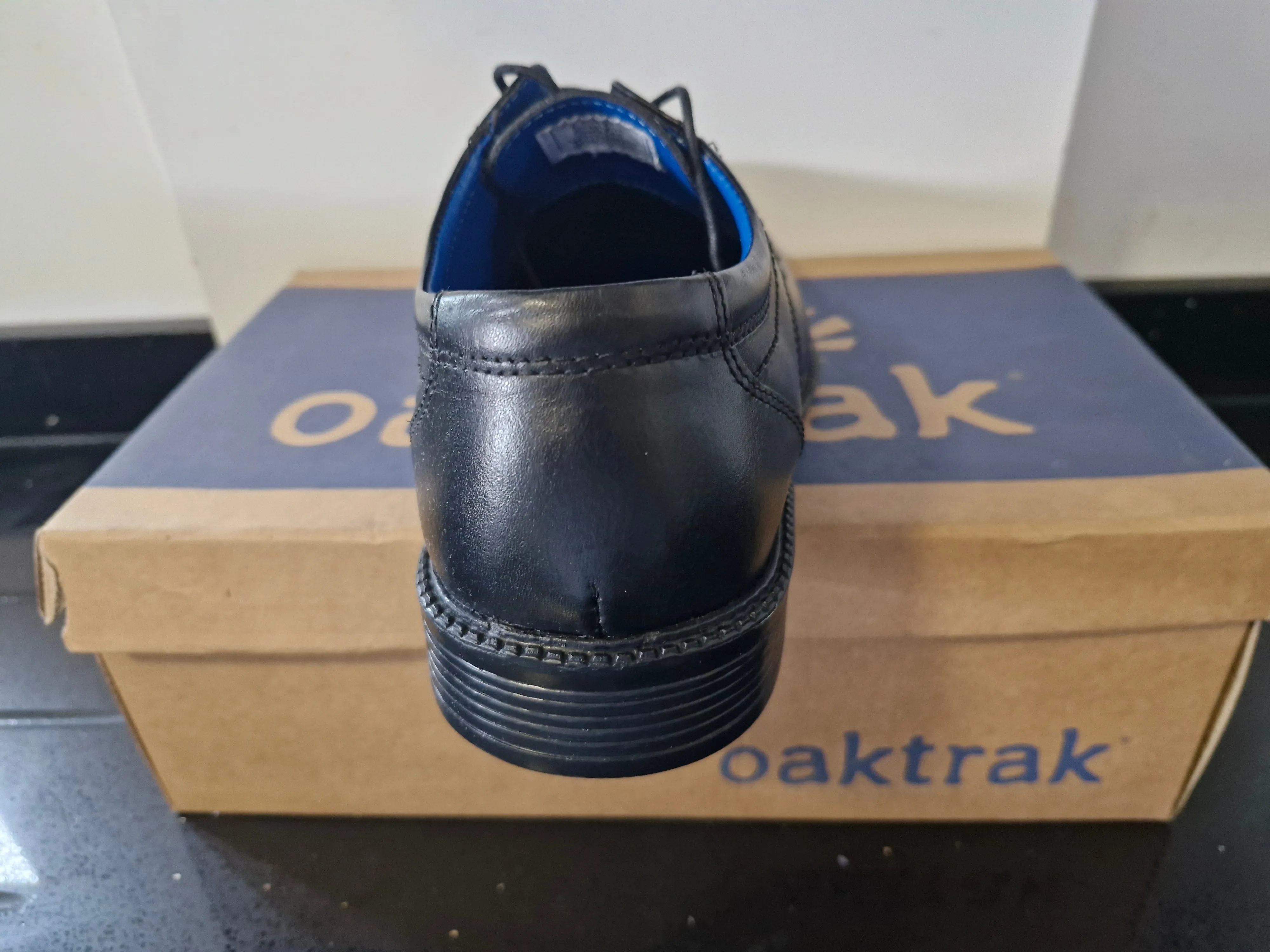 Oaktrak - Black Leather Oxford