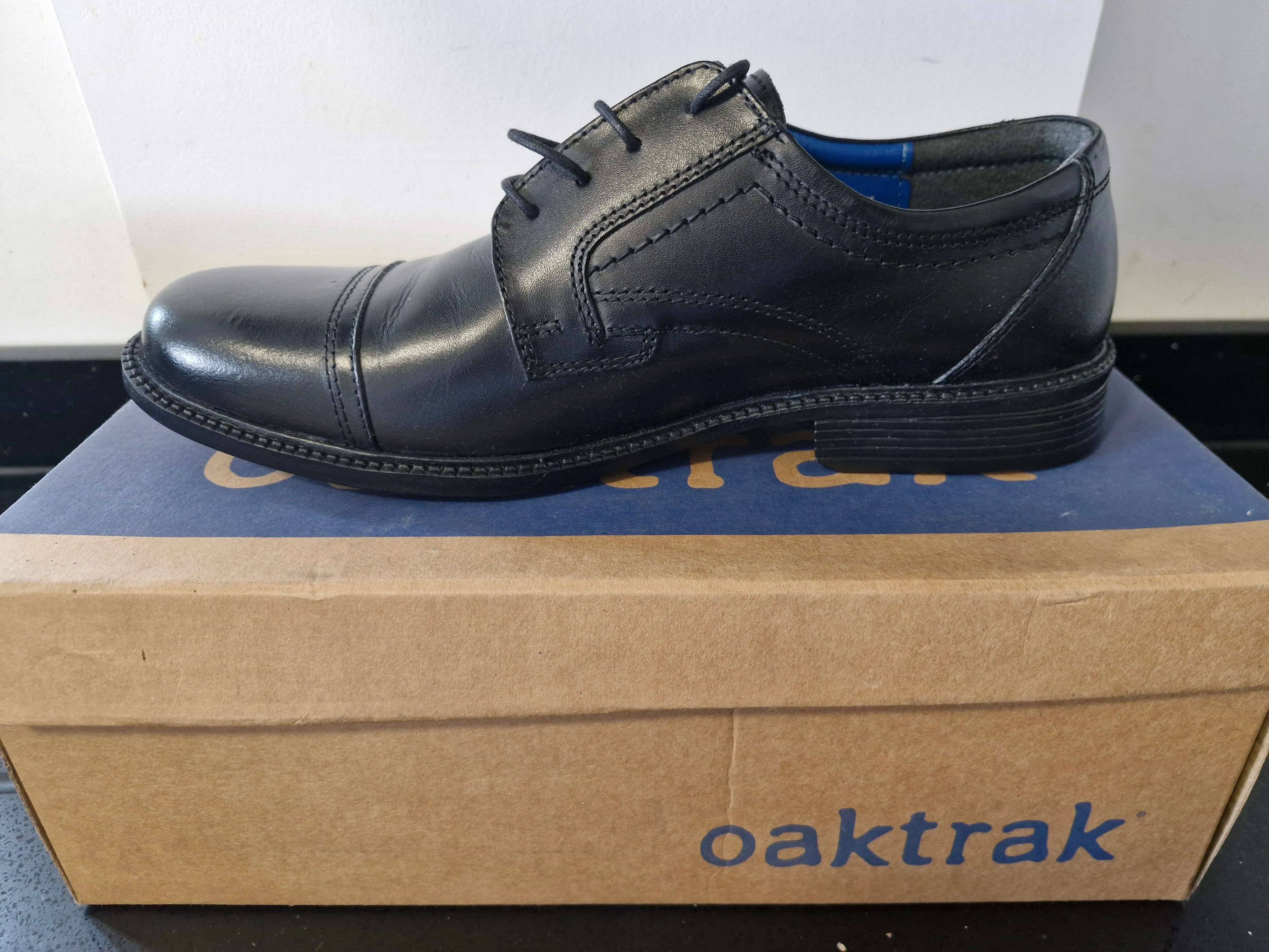 Oaktrak - Black Leather Oxford