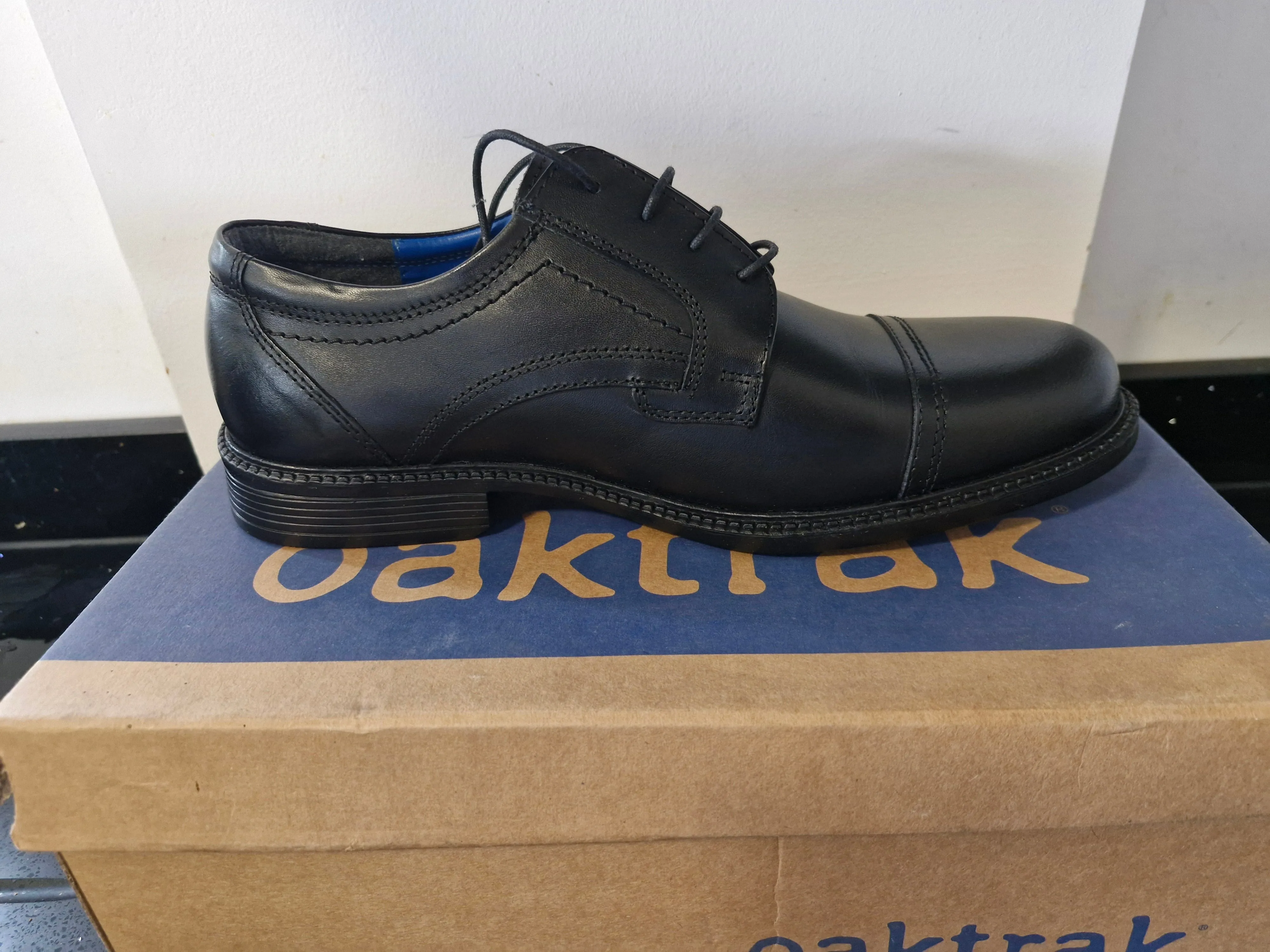 Oaktrak - Black Leather Oxford