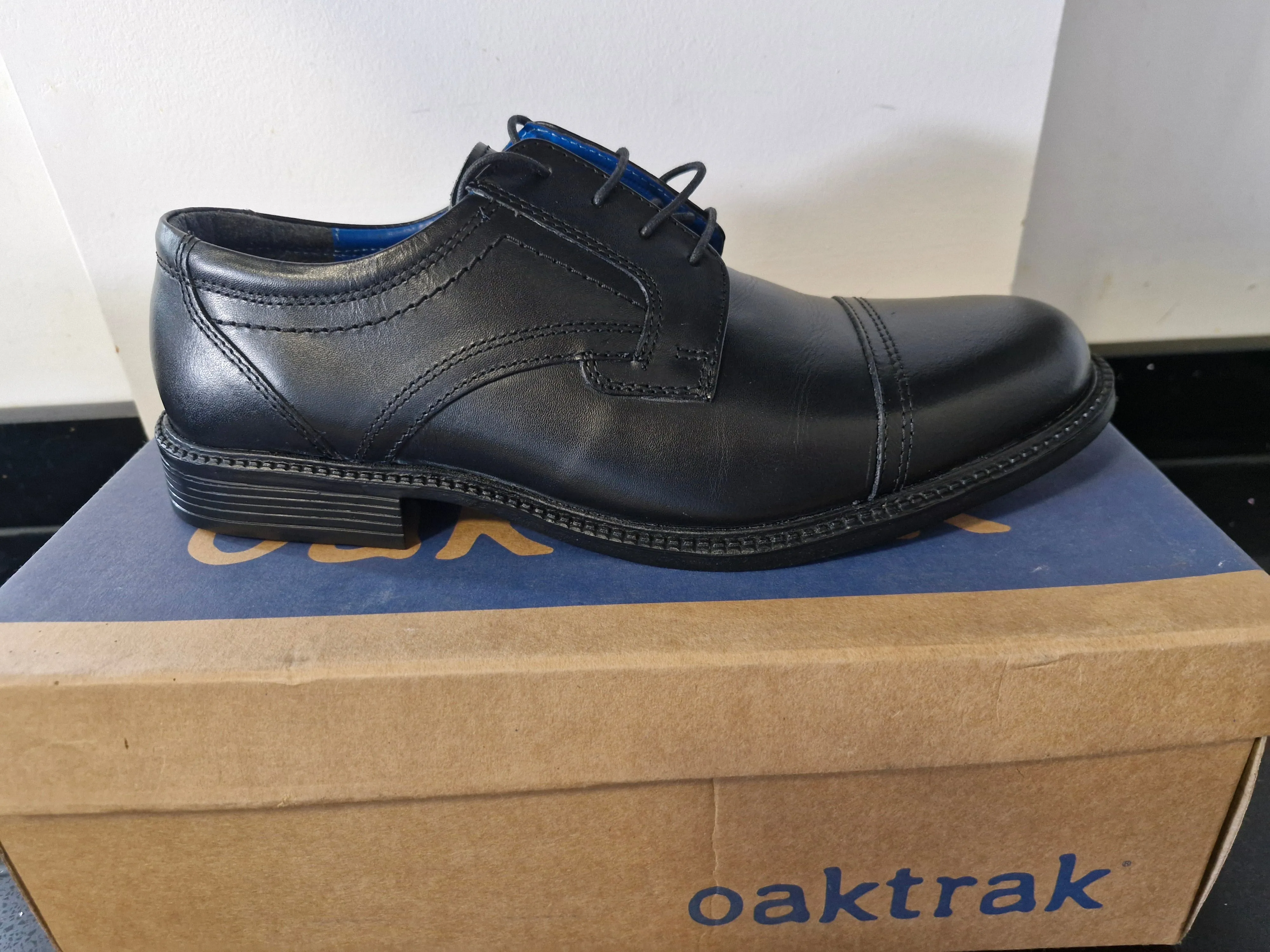 Oaktrak - Black Leather Oxford