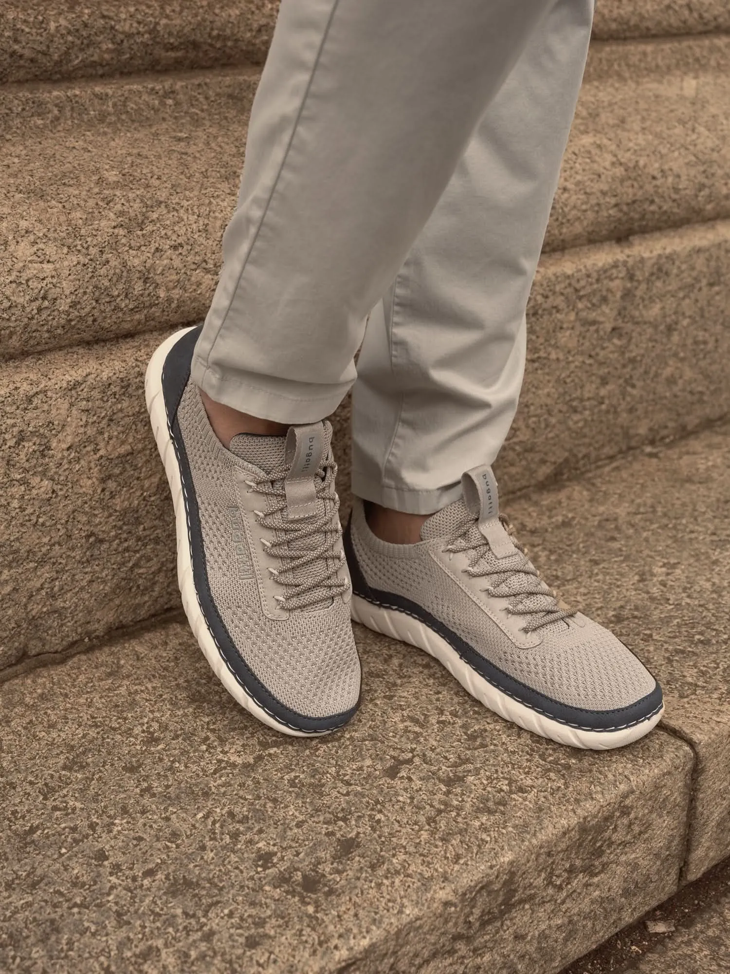 Sneaker grau
